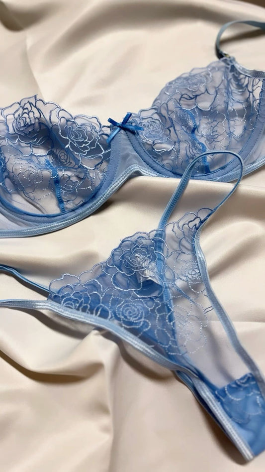 Ensemble de lingerie avec broderie en bleu ciel