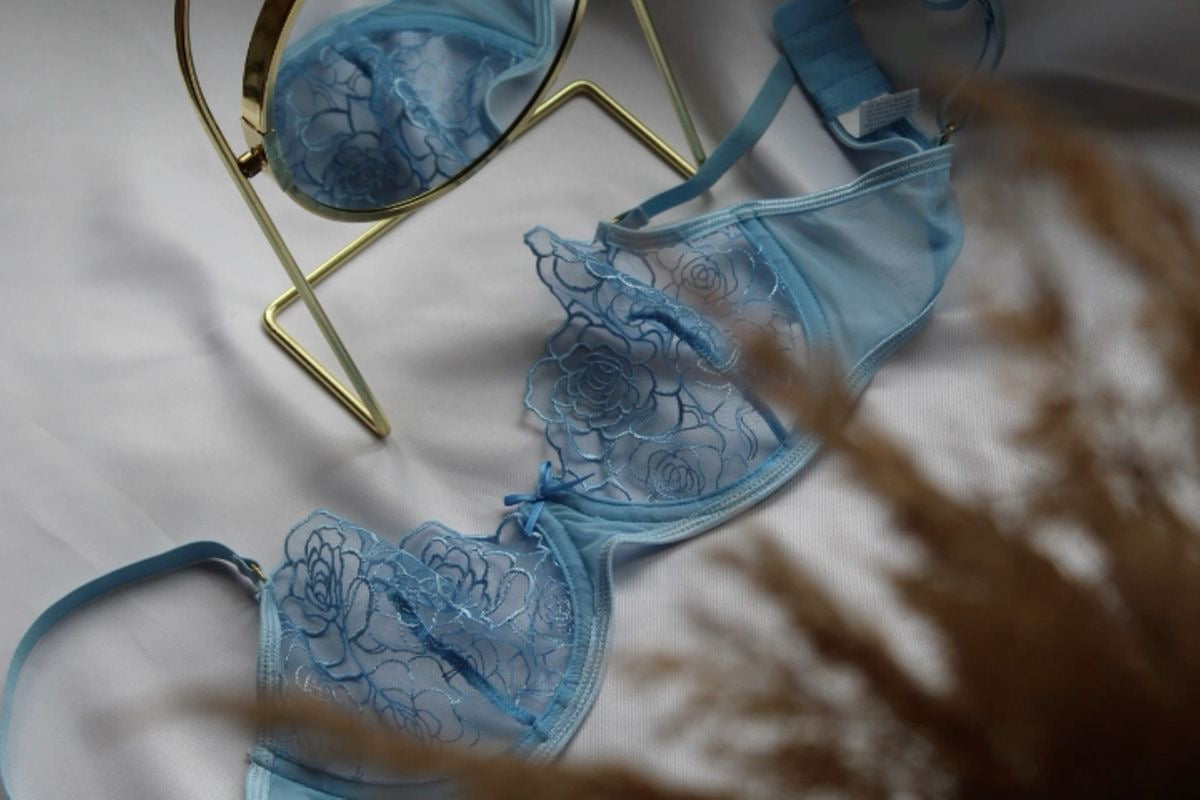 Ensemble de lingerie avec broderie en bleu ciel