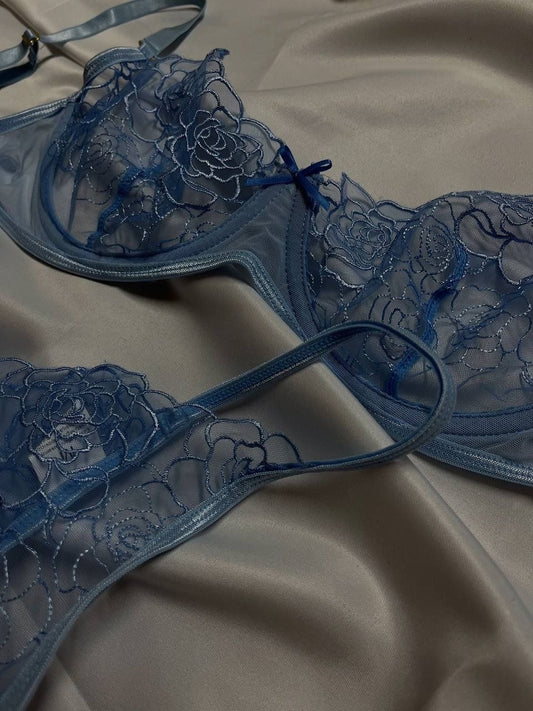 Ensemble de lingerie avec broderie en bleu ciel